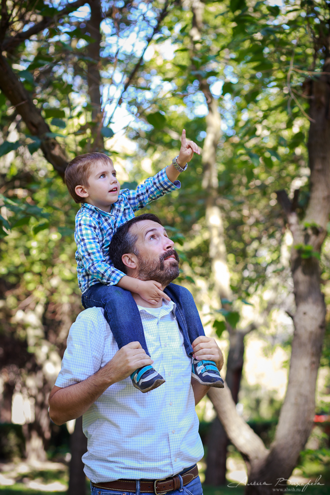 Семейная прогулочная фотосессия. Фотограф Вихарева Алена г.Бишкек