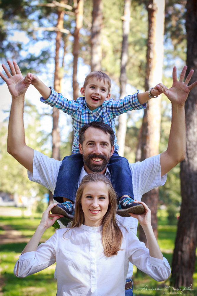 Семейная прогулочная фотосессия. Фотограф Вихарева Алена г.Бишкек