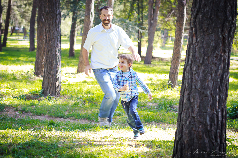 Семейная прогулочная фотосессия. Фотограф Вихарева Алена г.Бишкек Семейная прогулочная фотосессия. Фотограф Вихарева Алена г.Бишкек