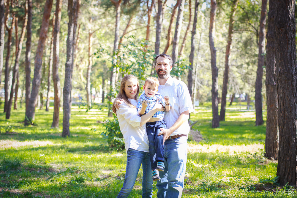 Семейная прогулочная фотосессия. Фотограф Вихарева Алена г.Бишкек Семейная прогулочная фотосессия. Фотограф Вихарева Алена г.Бишкек