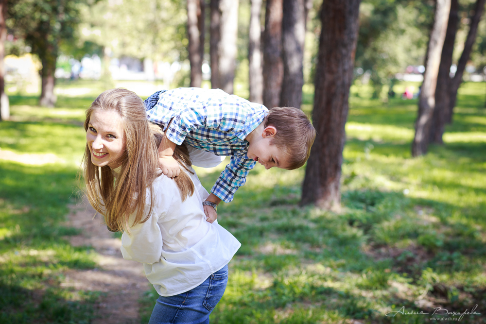 Семейная прогулочная фотосессия. Фотограф Вихарева Алена г.Бишкек Семейная прогулочная фотосессия. Фотограф Вихарева Алена г.Бишкек