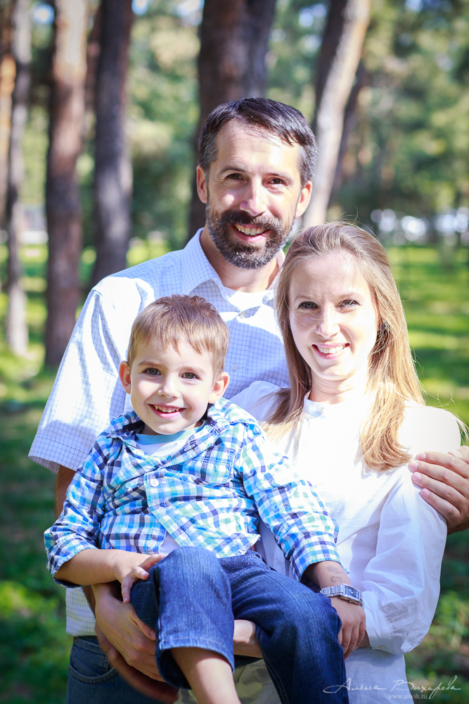 Семейная прогулочная фотосессия. Фотограф Вихарева Алена г.Бишкек