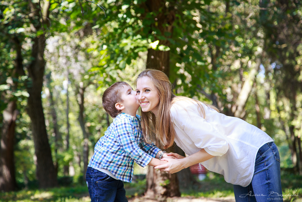 Семейная прогулочная фотосессия. Фотограф Вихарева Алена г.Бишкек Семейная прогулочная фотосессия. Фотограф Вихарева Алена г.Бишкек