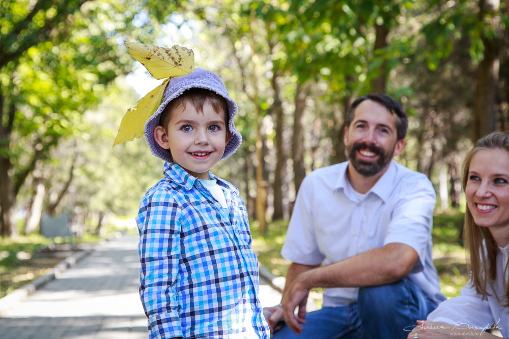 Семейная прогулочная фотосессия. Фотограф Вихарева Алена г.Бишкек Семейная прогулочная фотосессия. Фотограф Вихарева Алена г.Бишкек