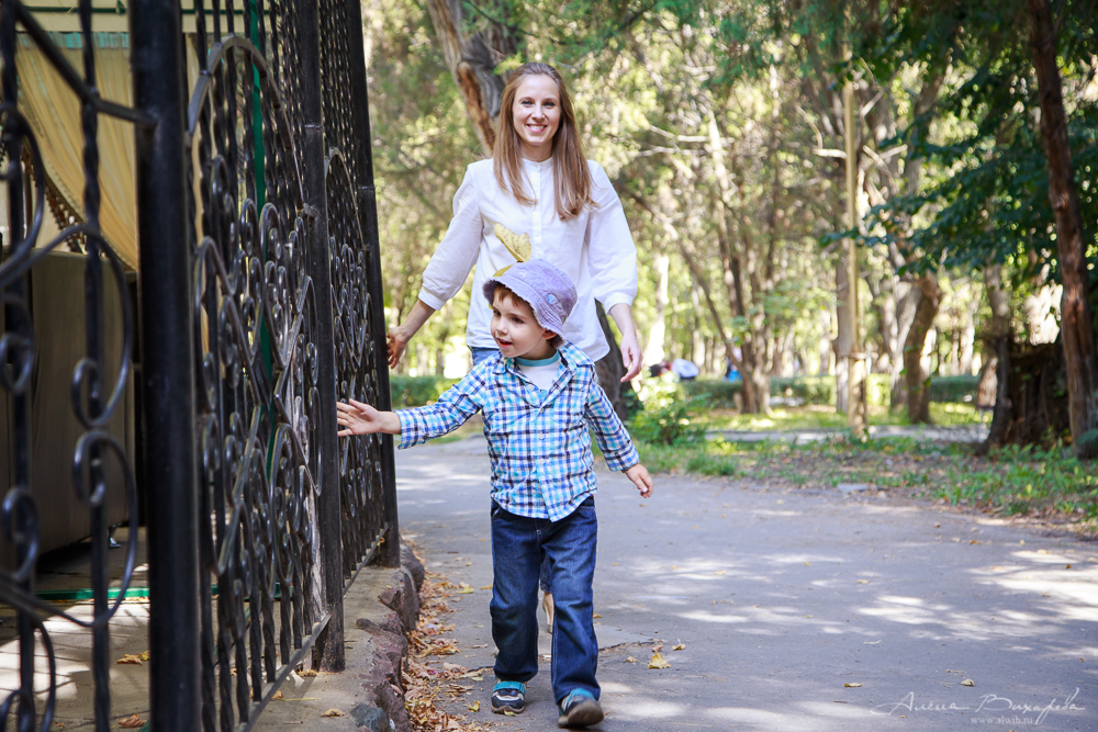 Семейная прогулочная фотосессия. Фотограф Вихарева Алена г.Бишкек Семейная прогулочная фотосессия. Фотограф Вихарева Алена г.Бишкек