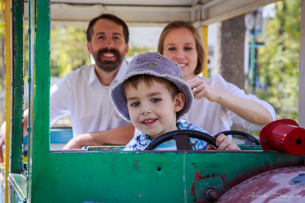 Семейная прогулочная фотосессия. Фотограф Вихарева Алена г.Бишкек Семейная прогулочная фотосессия. Фотограф Вихарева Алена г.Бишкек