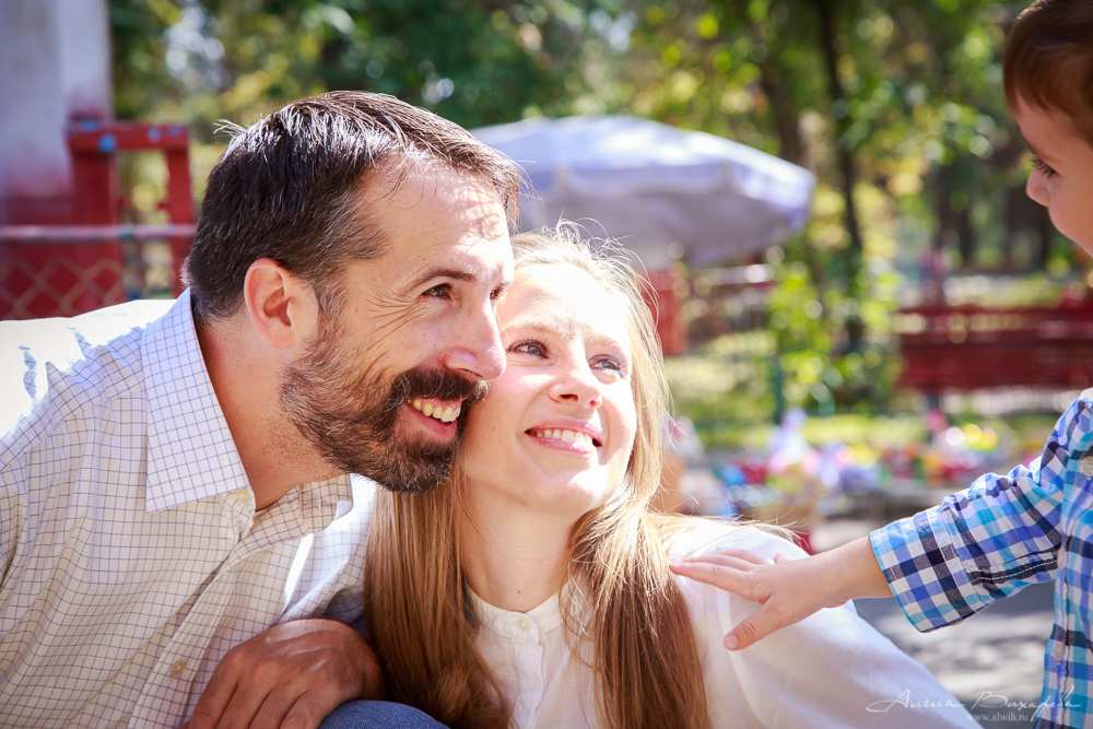 Семейная прогулочная фотосессия. Фотограф Вихарева Алена г.Бишкек Семейная прогулочная фотосессия. Фотограф Вихарева Алена г.Бишкек