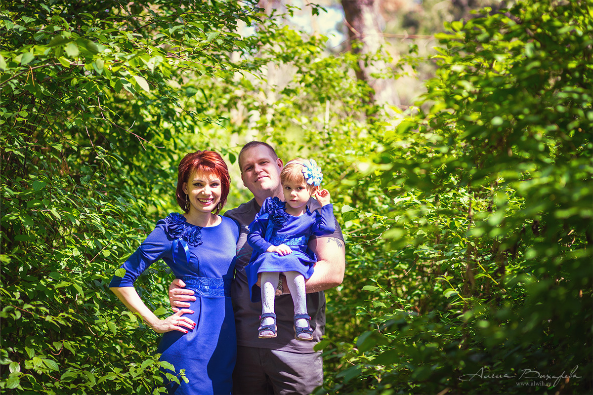 Весенняя семейная фотосессия на природе. Фотограф Вихарева Алена.