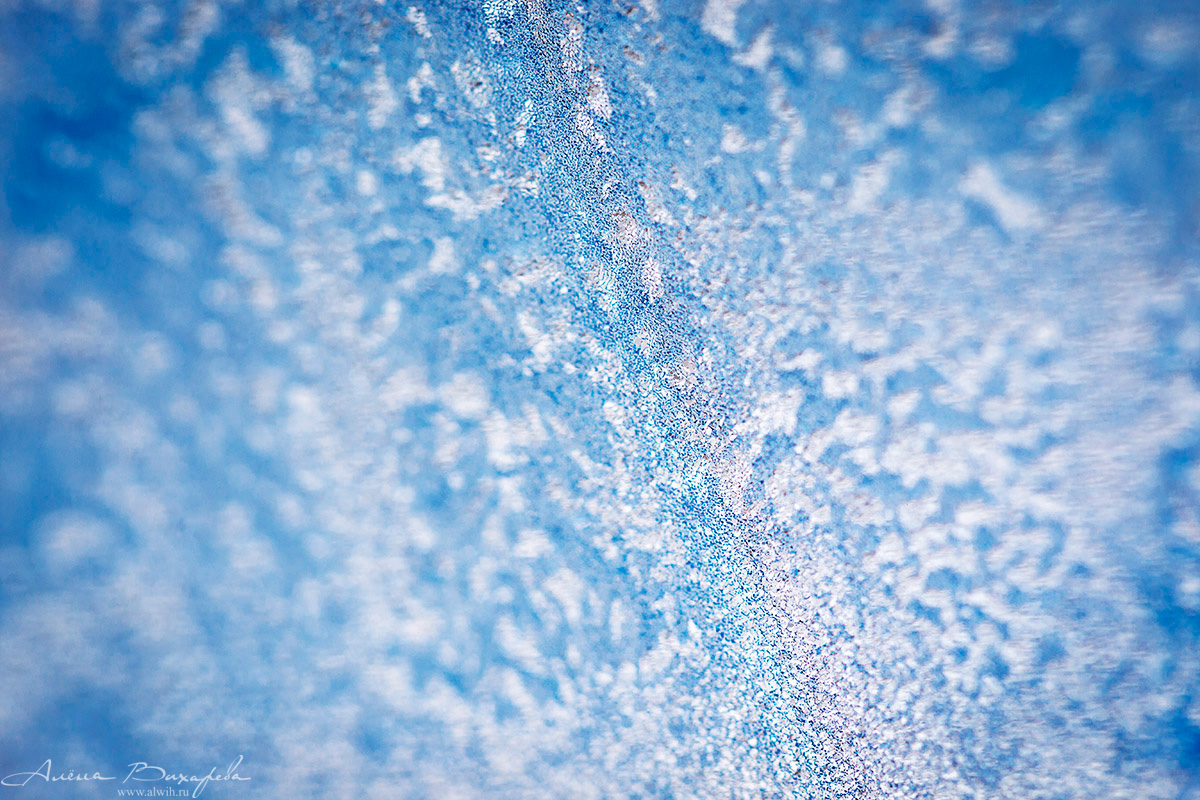 Морозные узоры на стекле