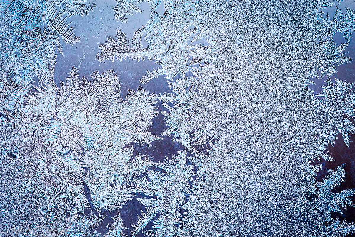 Морозные узоры на стекле