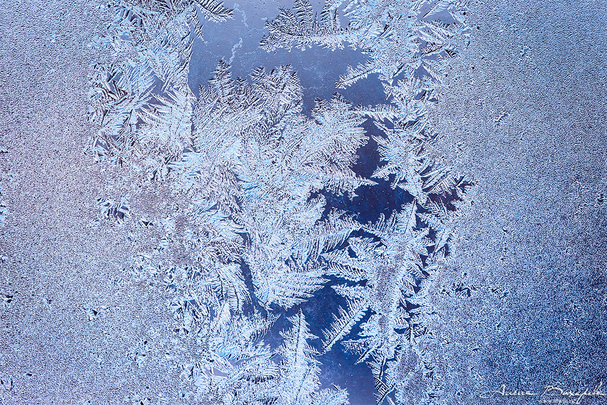 Морозные узоры на стекле