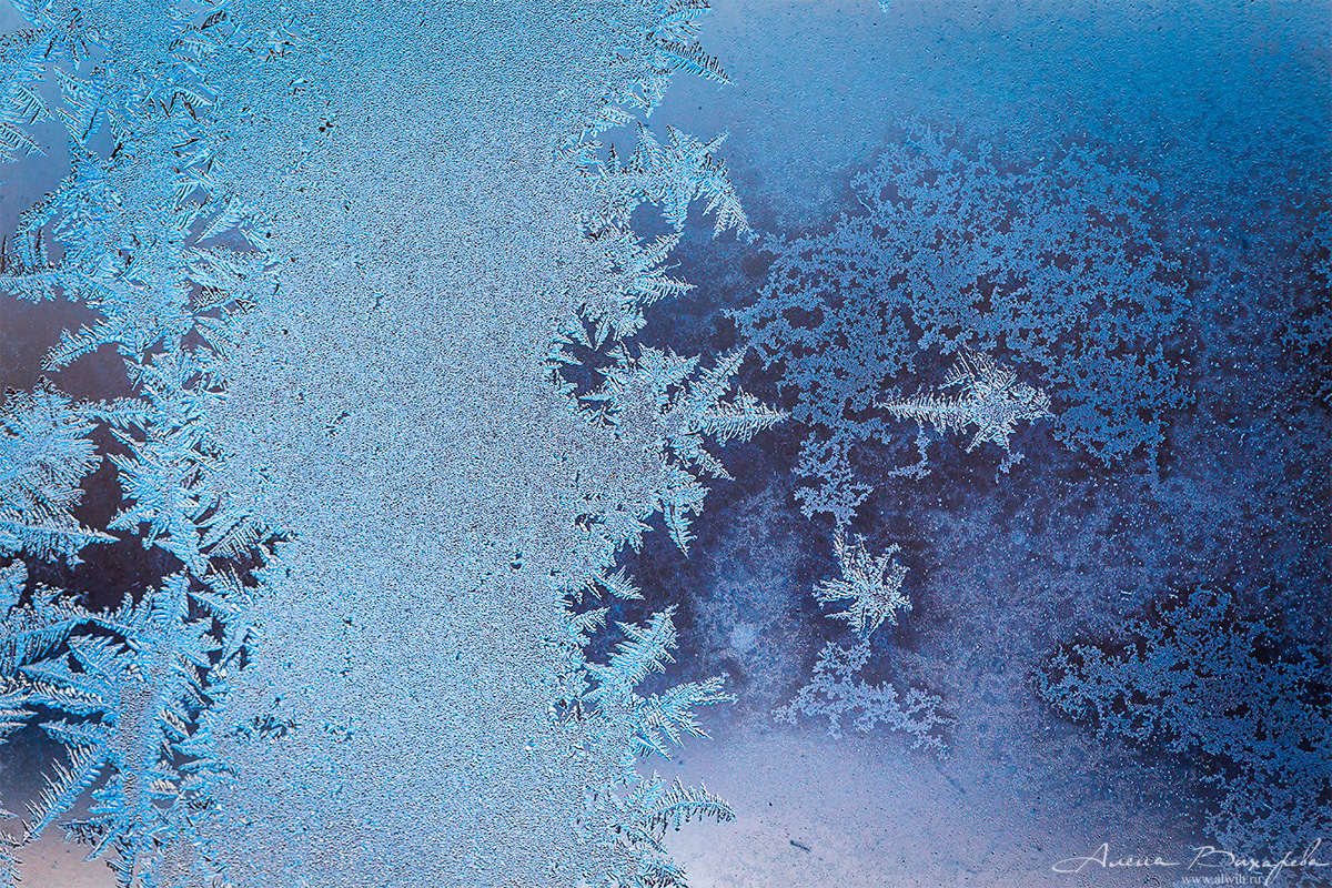 Морозные узоры на стекле