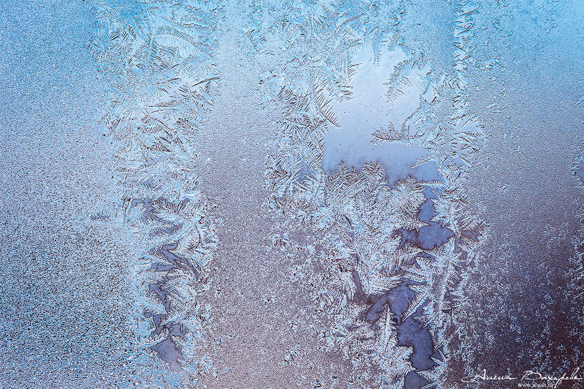 Морозные узоры на стекле