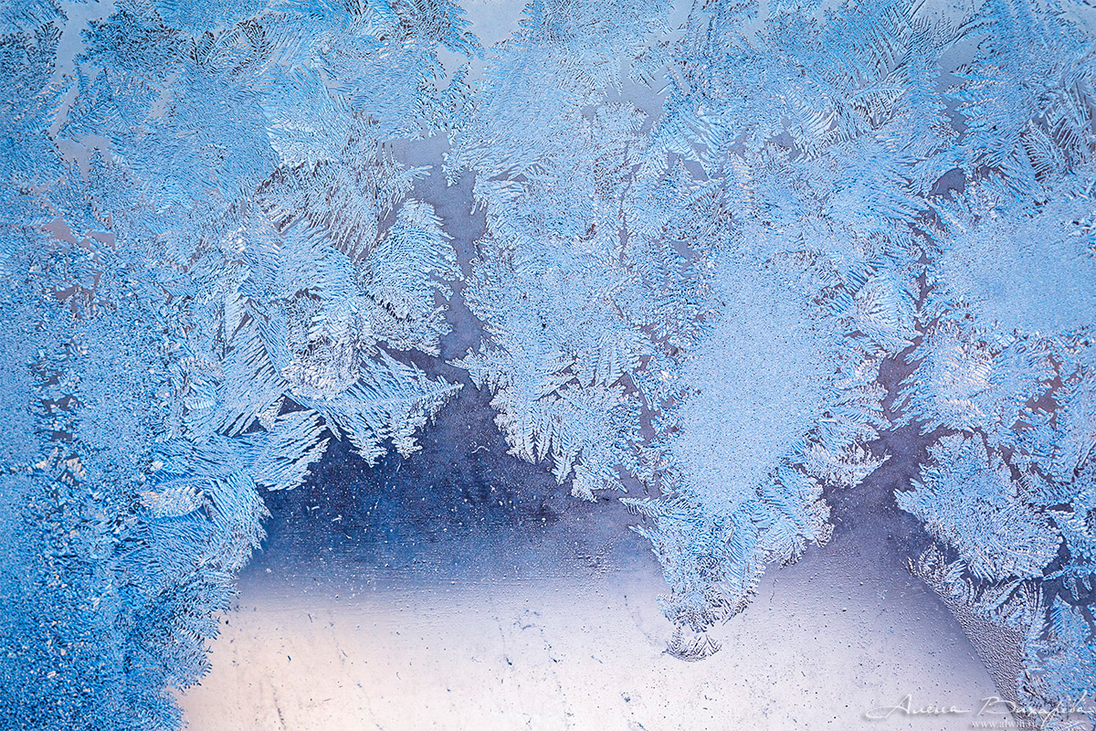 Морозные узоры на стекле