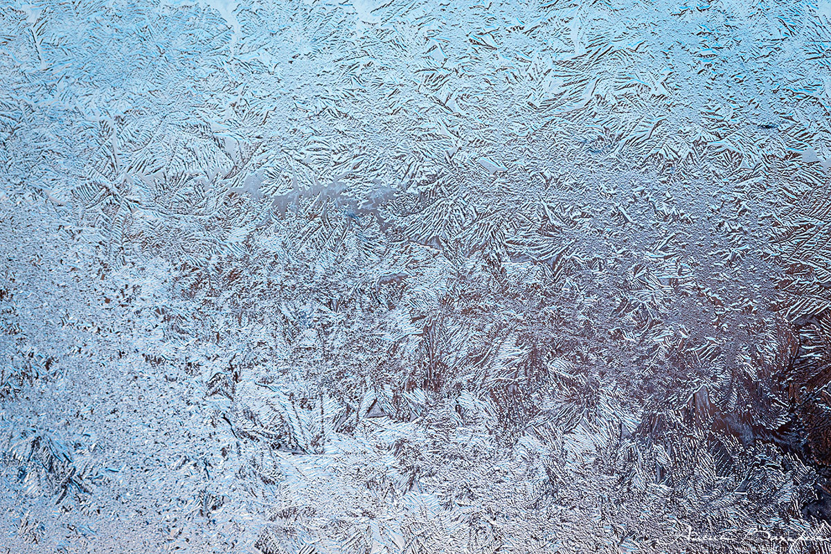 Морозные узоры на стекле