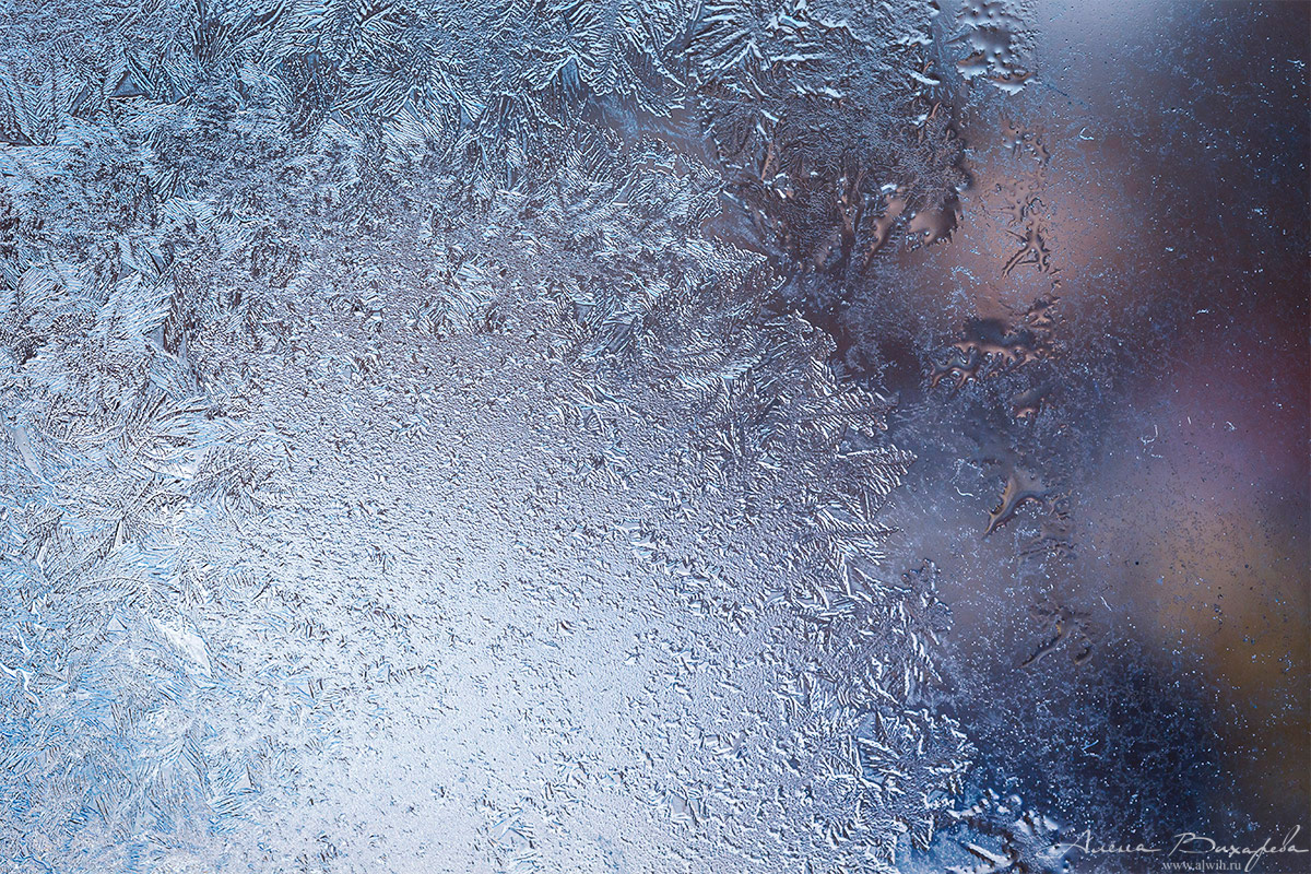 Морозные узоры на стекле