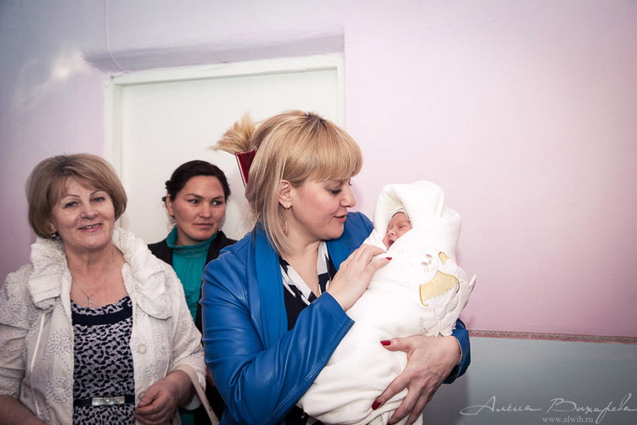 Фотосессия выписки из роддома. Фотограф Вихарева Алена