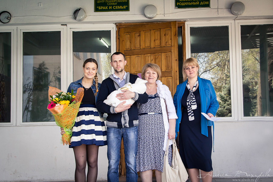 Фотосессия выписки из роддома. Фотограф Вихарева Алена