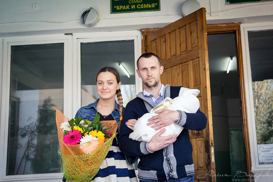Фотосессия выписки из роддома. Фотограф Вихарева Алена