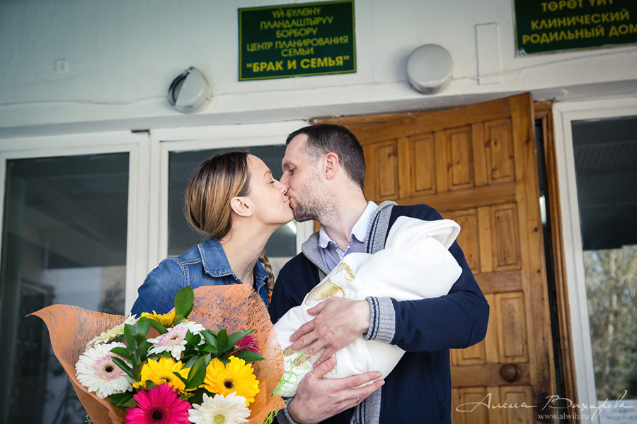 Фотосессия выписки из роддома. Фотограф Вихарева Алена