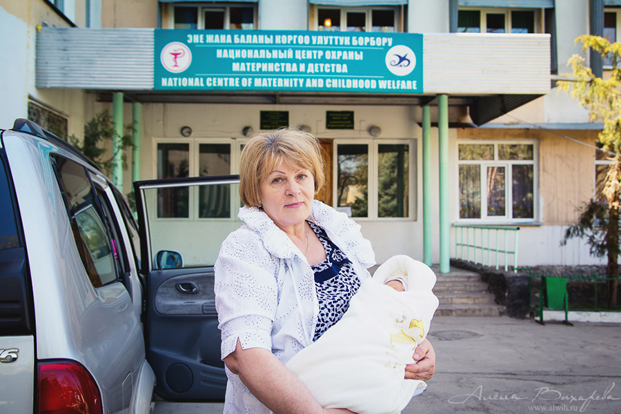 Фотосессия выписки из роддома. Фотограф Вихарева Алена