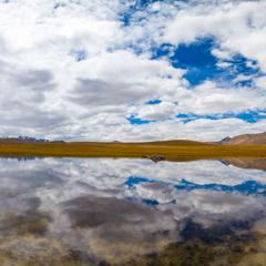 Низкое небо высоко в горах